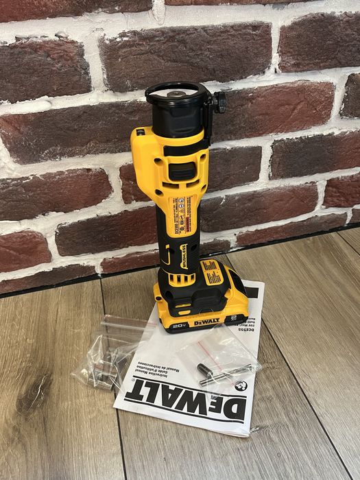 Фрезер аккумуляторный для вырезания гипсокартона DeWALT DCE555