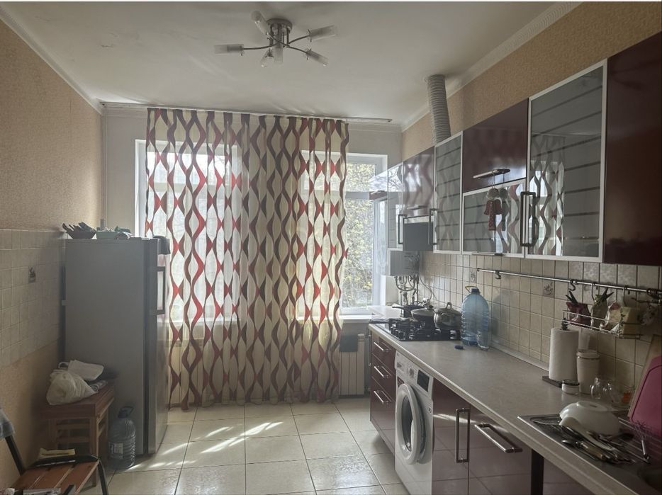 Квартира з окремим входом.