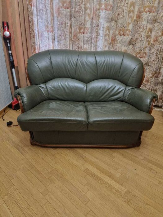 Диван шкіряний 2-місний, зелений, у відмінному стані