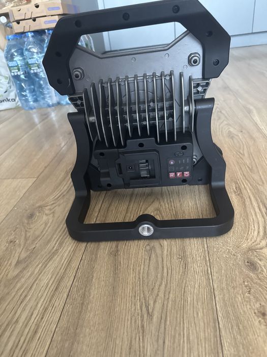 Akumulatorowy reflektor