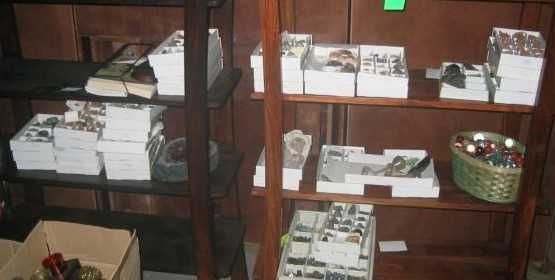 Coleção de minerais com centenas de rochas e cristais