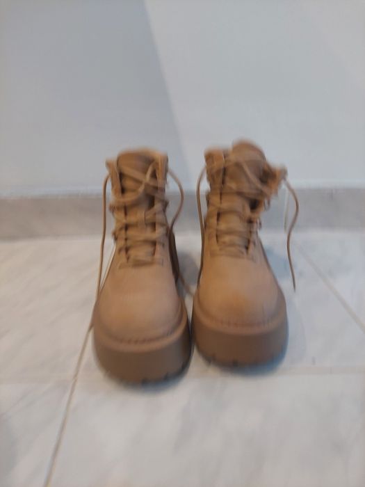 Botas nunca usadas com plataforma tamanho 38