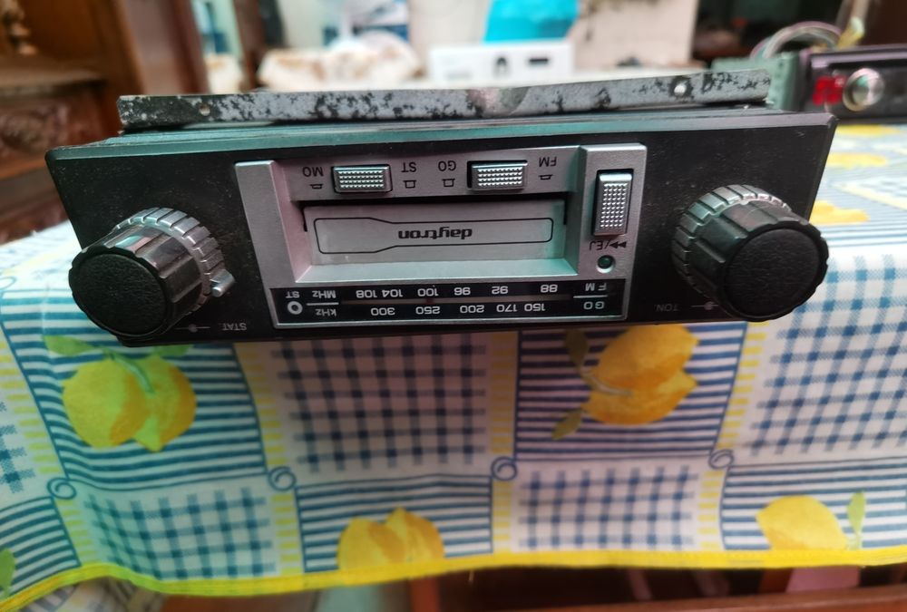 Rádio antigo com caixa de saída