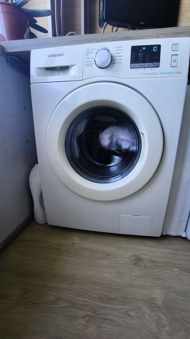 Máquina de lavar roupa Samsung EcoBubble 6kg — a funcionar sem problemas