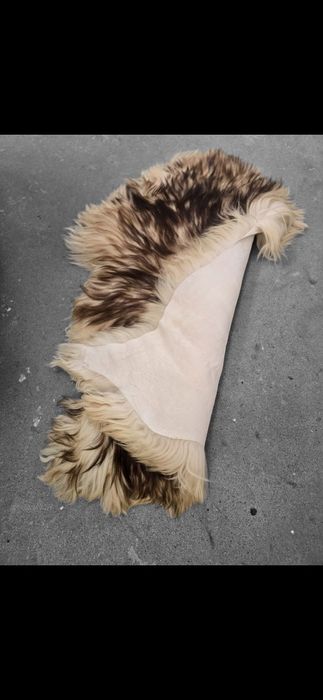 Naturalna skóra owcza – luksus, ciepło i elegancja w Twoim wnętrzu