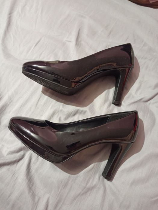 Lakierowane czółenka na obcasie 39