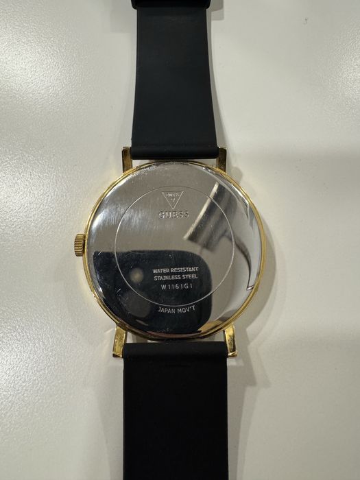 Relógio Guess preto e dourado