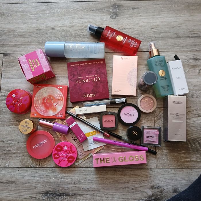 Zestaw kosmetyków do makijażu i pielęgnacji