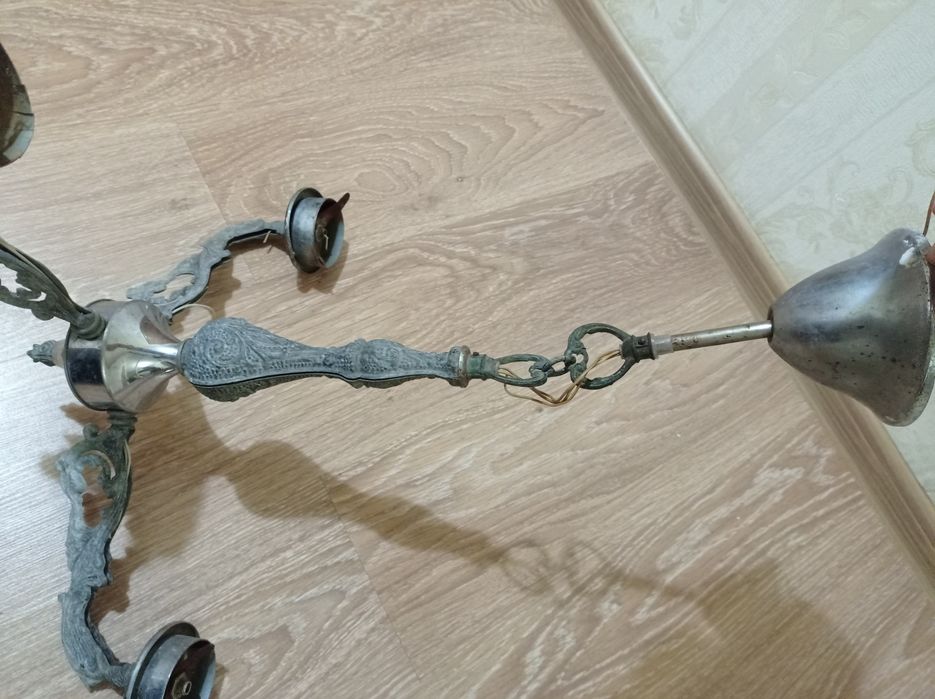 Люстра на три плафона.