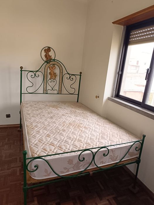 Cama de ferro muito antiga