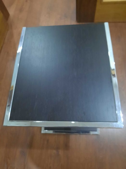 Mesa de apoio preta em wengué como nova