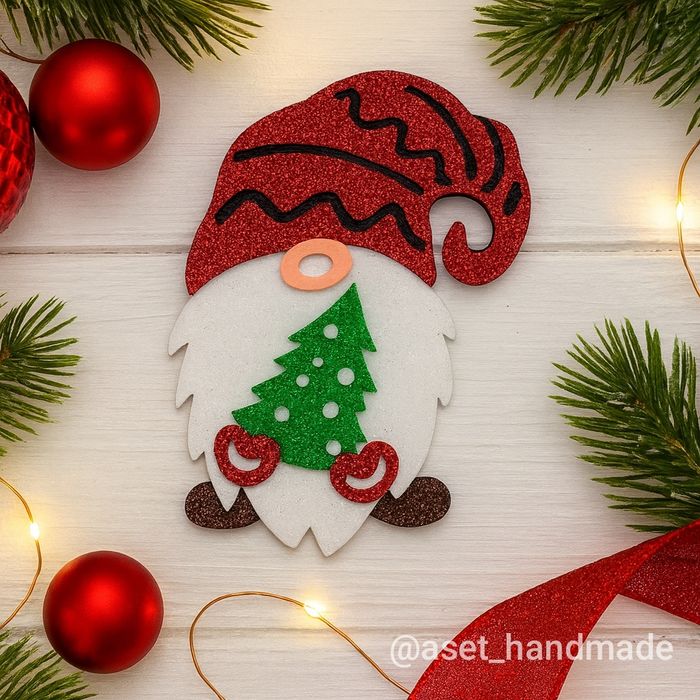 Зимний, новогодний декор, ёлки, снежинки, звезды, Санта, гном, лошадь