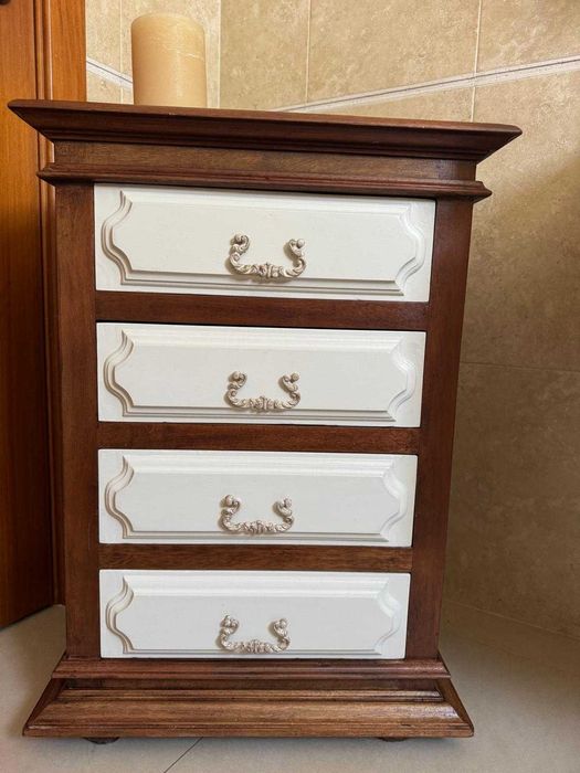 Mesa de Cabeceira Clássica Restaurada – Elegância e Funcionalidade