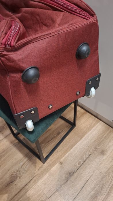 Дорожня вмістка сумка на колесах червоного кольору. Нова.