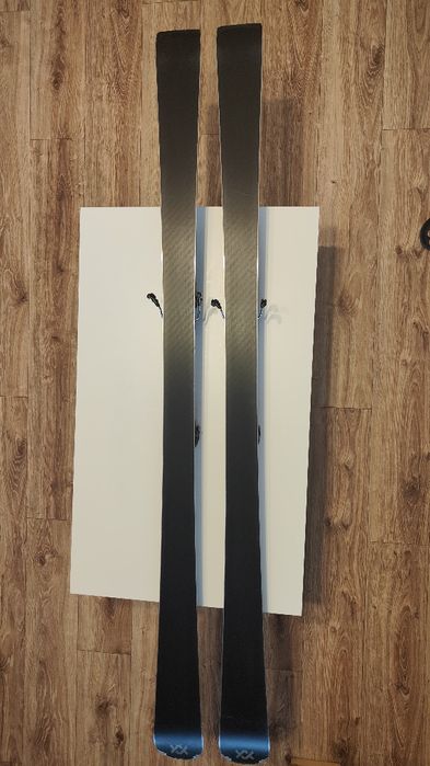 Narty, buty narciarskie, kijki