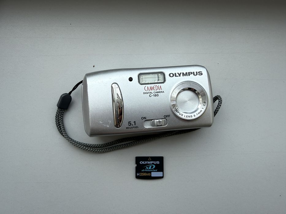 Цифровий фотоапарат Olympus c-180 5.1 mp