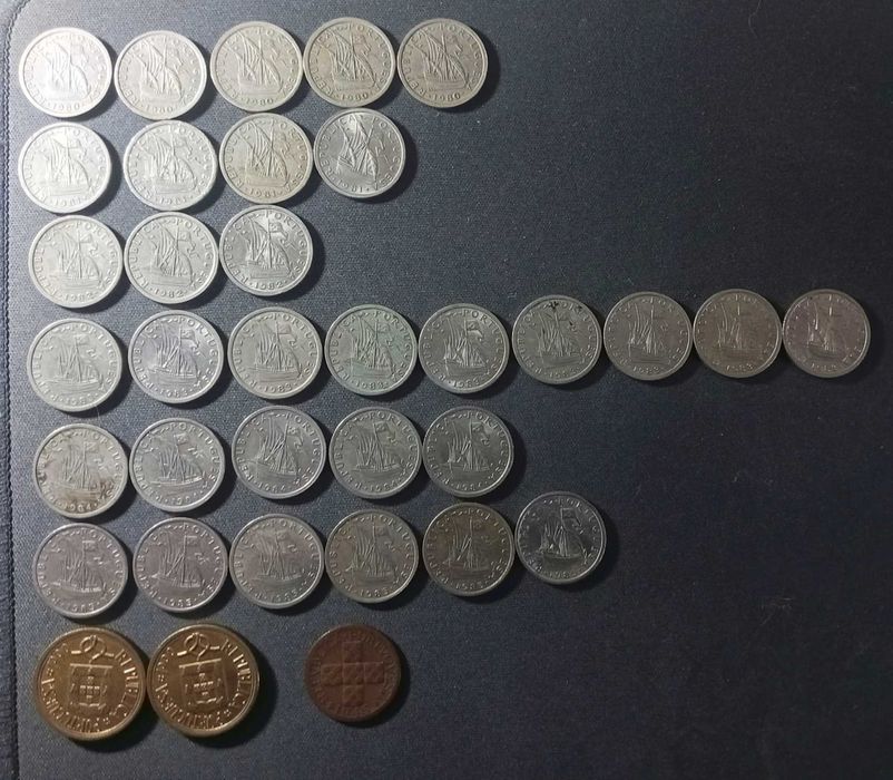 Lote de 35 Moedas Antigas Portuguesas (2$50, 10 Escudos e 20 Centavos 1945)