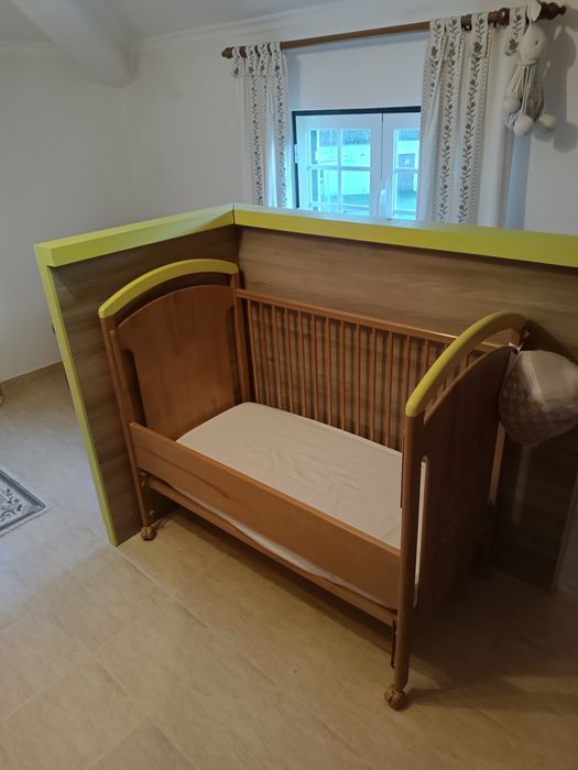 Cama de bebê com resguardo de madeira