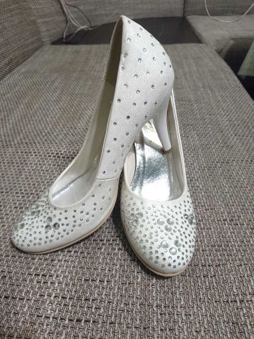 Туфлі з камінцями 36 розміру