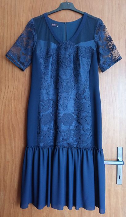 Elegancka sukienka rozm. 42 granatowa z koronką, jak nowa