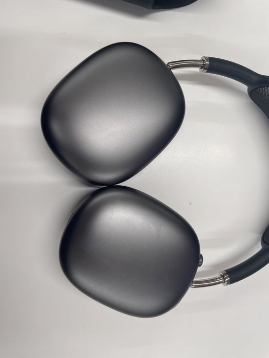 Selling AirPods Max63825793500163122