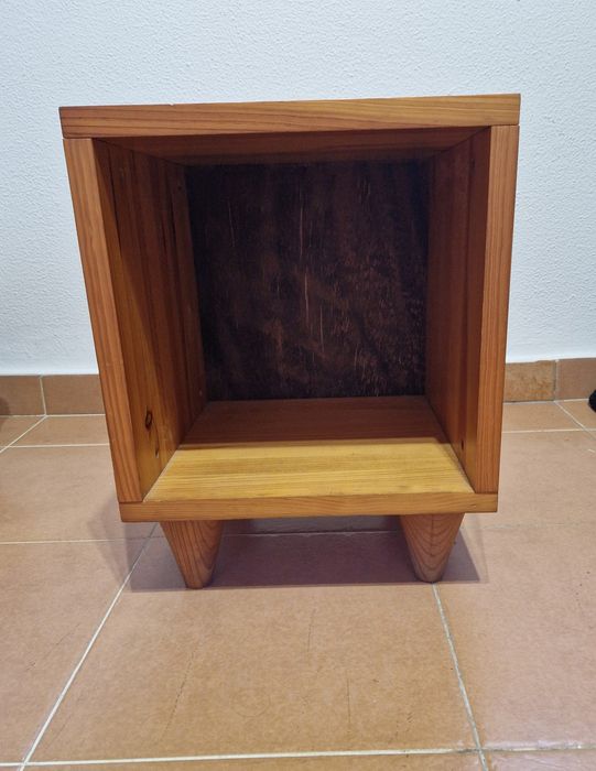 Mesa de cabeceira / de apoio em madeira maciça