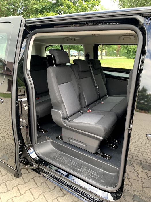 Wynajem BUSA 9 osobowego Opel Vivaro 2021 Long