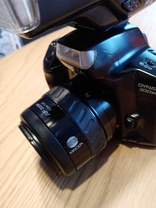 Aparat analogowy lustrzanka MINOLTA 300si z lampą błyskową 2000xi