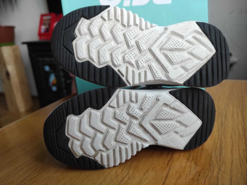 Buty sportowe dla dziewczynki 26 na lato