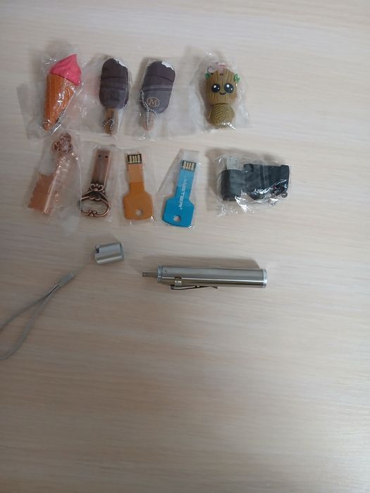 Флешки 32 Гб. 100 грн