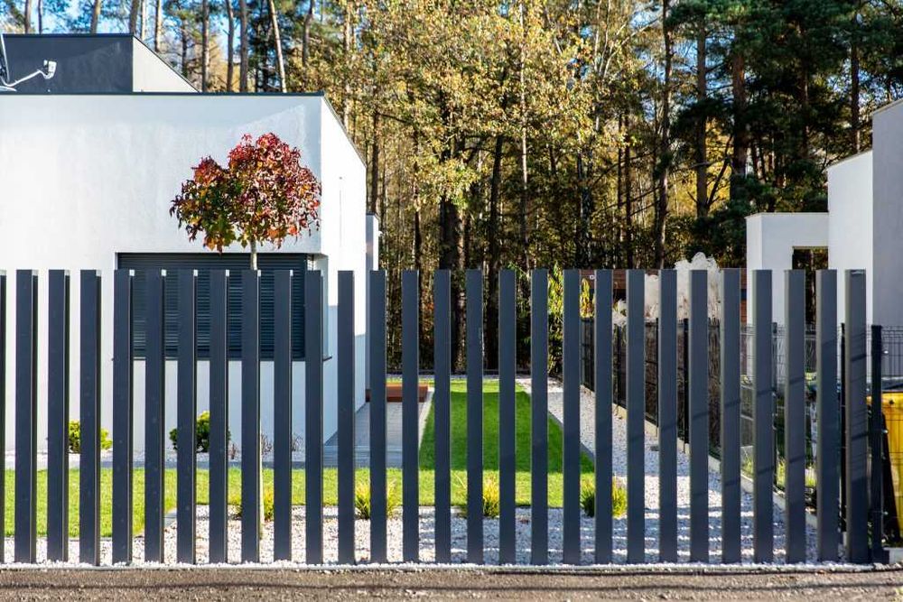 ogrodzenie grzebieniowe aluminiowe pionowe poziome mur betonowy L
