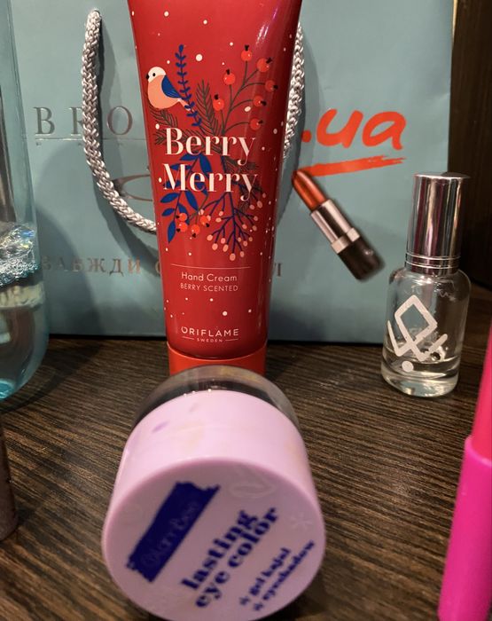 Отдам все что на фото(косметику и парфюмы)