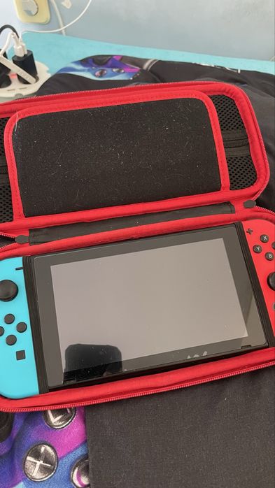 Nintendo Switch classic z dodatkami, futeralem i grą