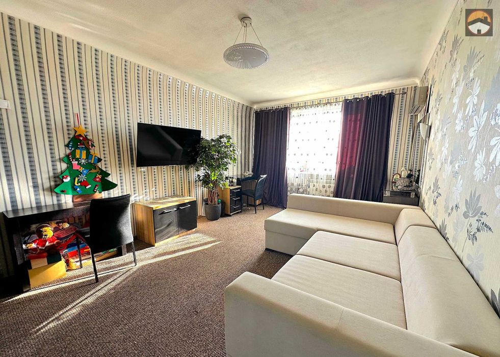 Продається 2-х кімнатна сталінка в Центрі  "Будинок зі Шпилем"