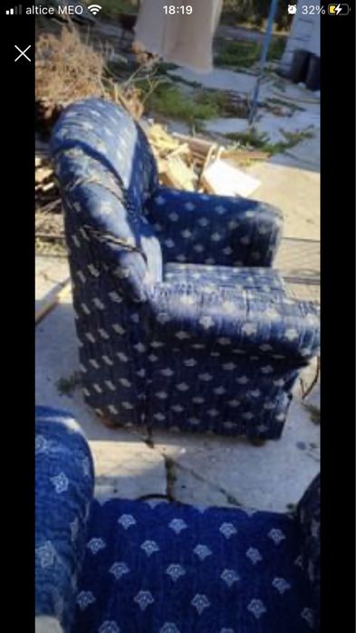 Sofás com banco um pouco antigo