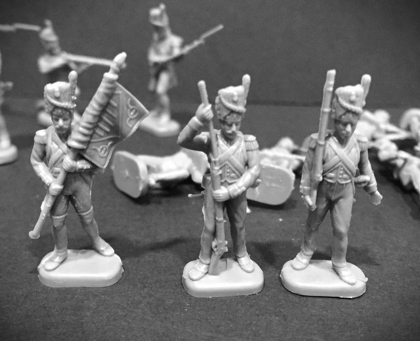 15 Soldados antigos em plástico