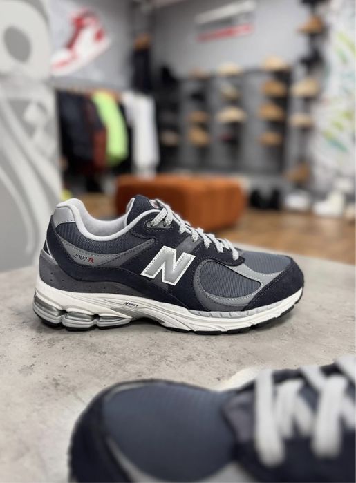 Базові кросівки New Balance 2002r