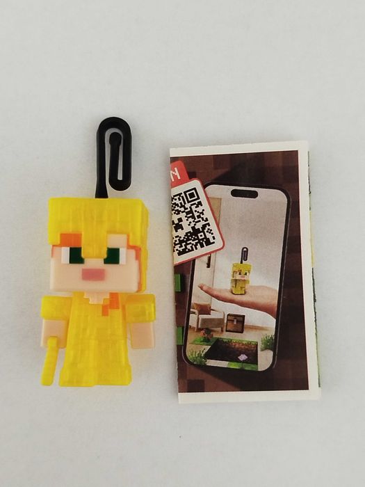 Figurka, zabawka Kinder Joy Minecraft, Alex  złotej zbroi (3)
