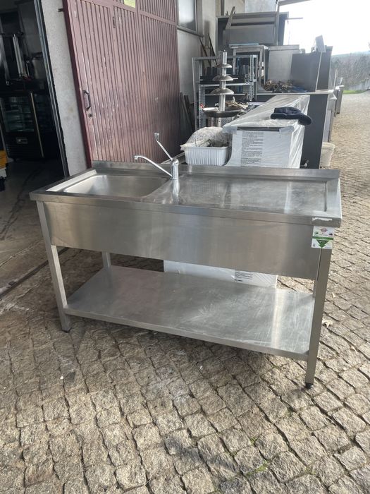 Bancada profissional com pia e torneira - Seminova