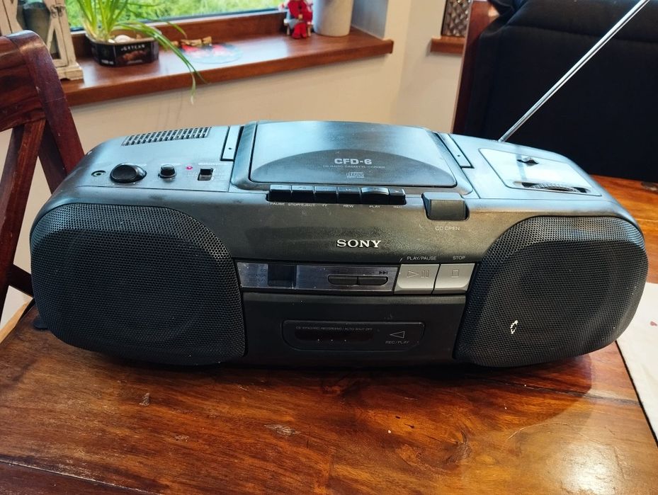 Stare radio Sony.