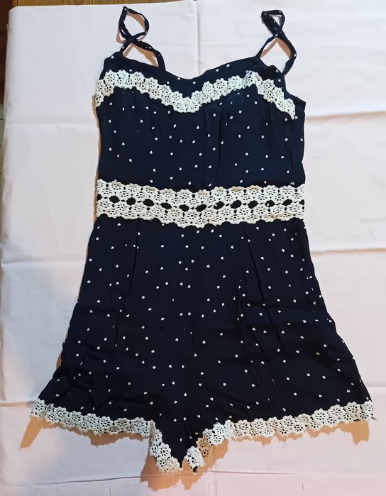 Elegancki top ze spodenkami, z ozdobami z koronki.