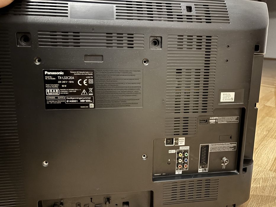 Telewizor 32 cale Panasonic + tuner DVB +uchwyt ścienny - komplet