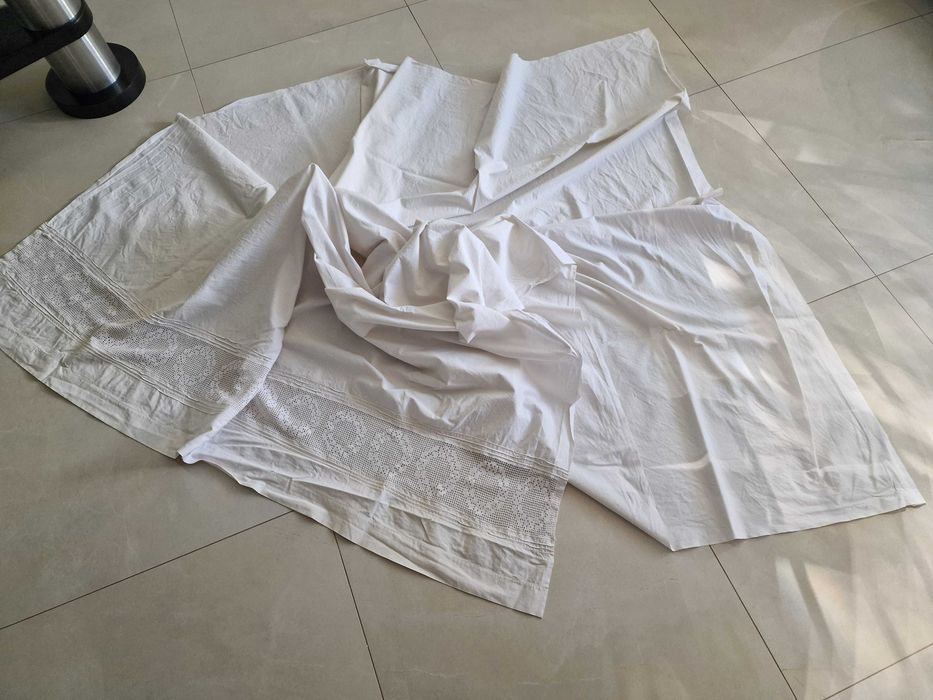 Obrus biały z haftem PRL