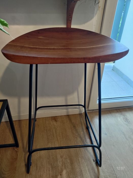 Hoker drewniany akacjowy nogi metalowe czarne 73 cm 2 sztuki