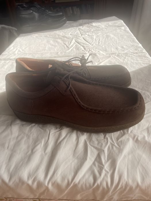 Sapatos novos em couro