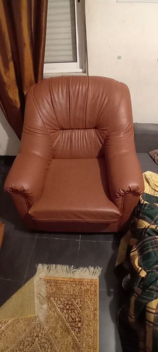 Cadeirão poltrona sofá, em pele castanho