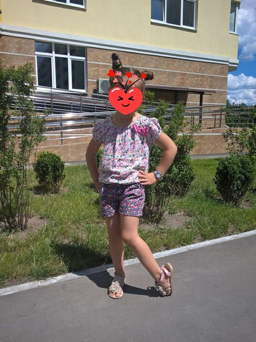 летний набор на девочку шорты и футболка и босоножки