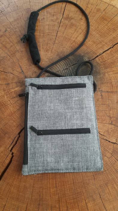 Saszetka na ramię na dokumenty.