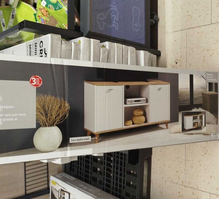 Móvel TV novo na caixa