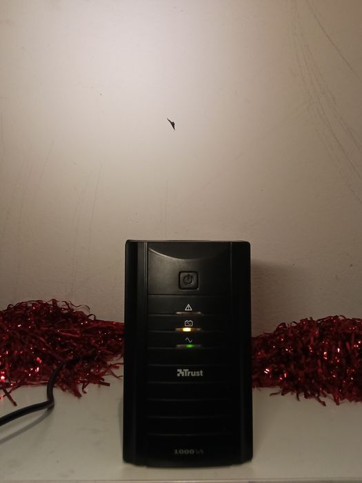 Nobreak (UPS) Trust Oxxtron 1000VA